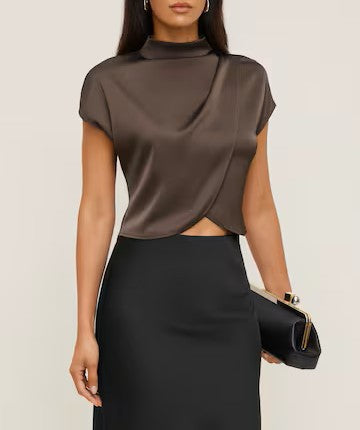 Korte satijnen blouse met mockneck en gedrapeerde laag
