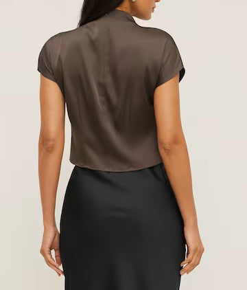 Korte satijnen blouse met mockneck en gedrapeerde laag
