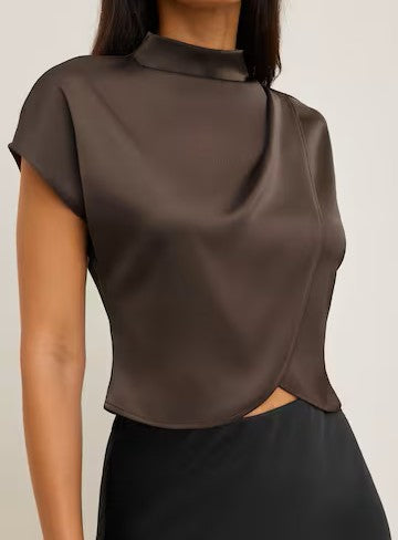 Korte satijnen blouse met mockneck en gedrapeerde laag