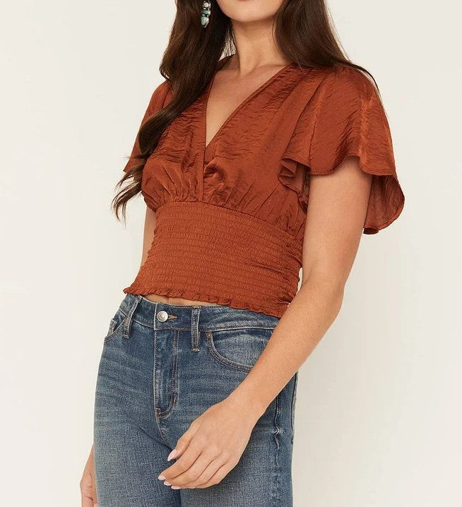 Korte satijnen top met overslaghals, fluttermouwen en smockwaist