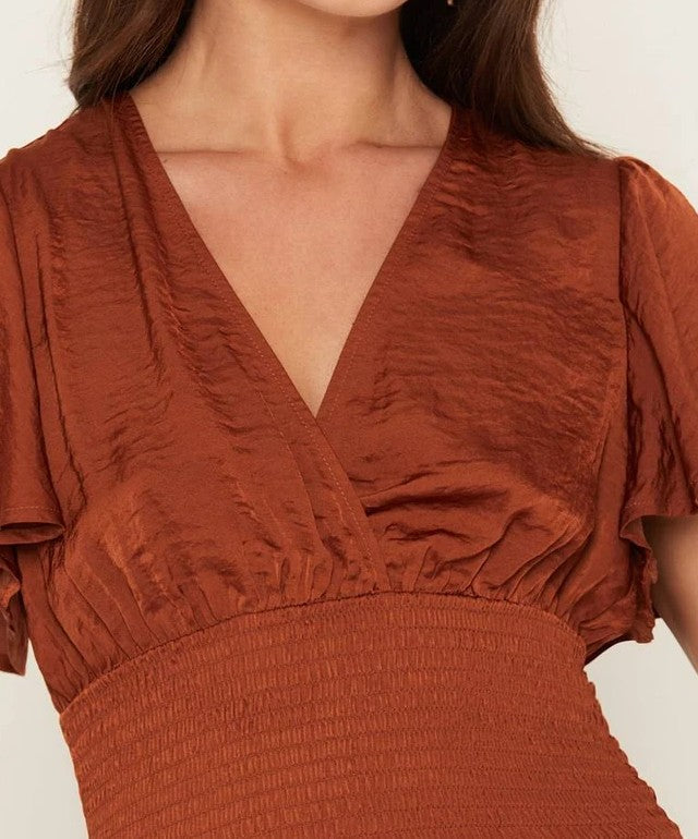 Korte satijnen top met overslaghals, fluttermouwen en smockwaist
