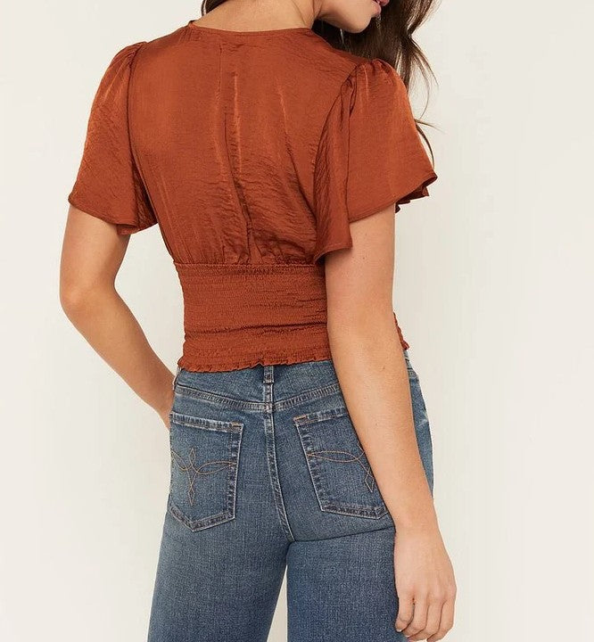 Korte satijnen top met overslaghals, fluttermouwen en smockwaist